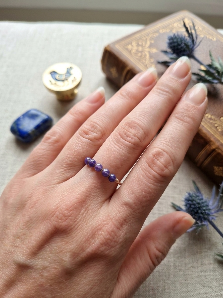 Säädettävä kullattu sormus, jossa kolme pientä ametistihelmeä. Käsintehty boho‑henkinen koru.